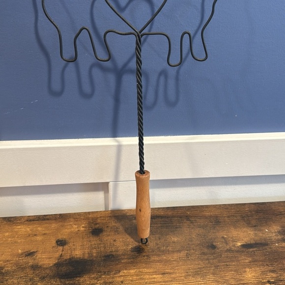 Vintage Primitive Twisted Wire Rug Beater Rare Cow Figure and Heart - Picture 3 of 10